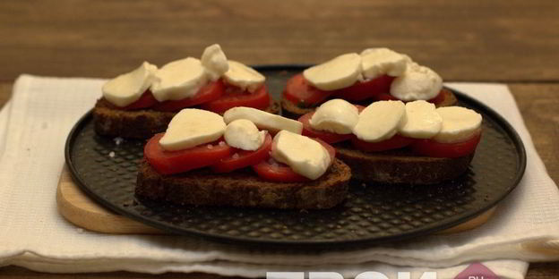 запеченный бутерброд с помидором и моцареллой