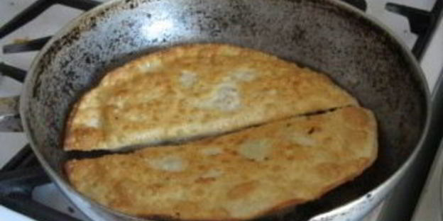 чебуреки на сковороде