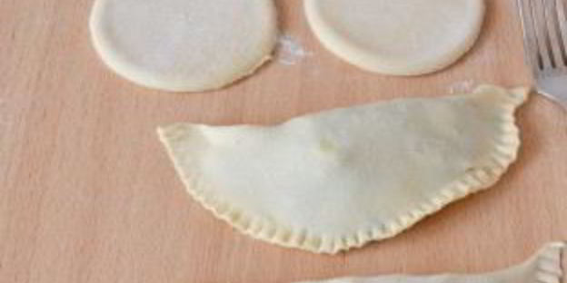 чебуреки с брынзой и зеленью