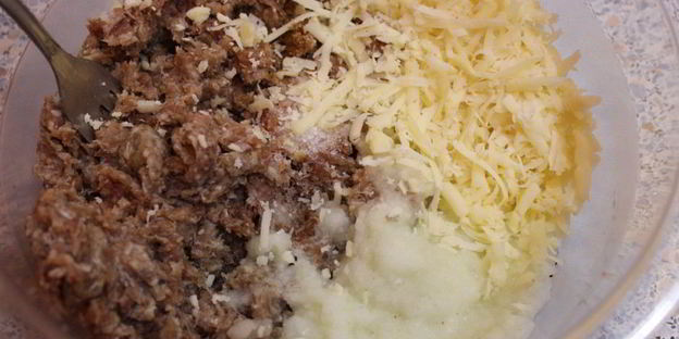 чебуреки с фаршем и сыром