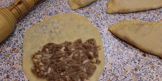 чебуреки с фаршем и сыром