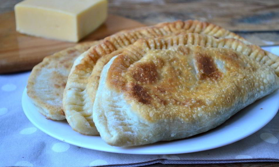 Рецепт чебуреков с грибами и сыром