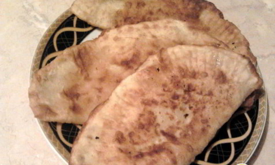 Рецепт чебуреков с мясом, сыром и помидорами