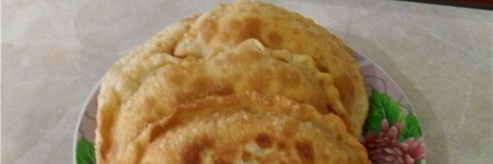 Чебуреки с помидорами и сыром