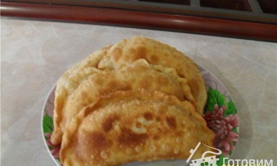 Рецепт чебуреков с помидорами и сыром