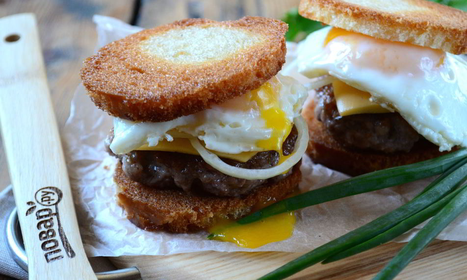 Рецепт чизбургера с гренками и яйцом