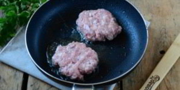 чизбургер с гренками и яйцом