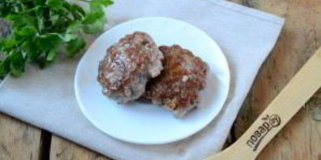 чизбургер с гренками и яйцом