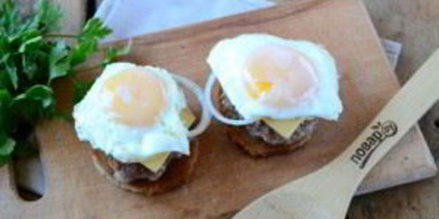 чизбургер с гренками и яйцом