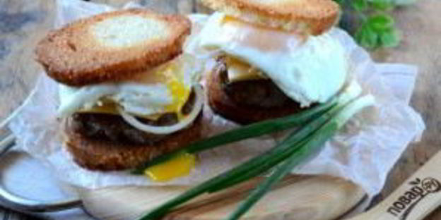 чизбургер с гренками и яйцом