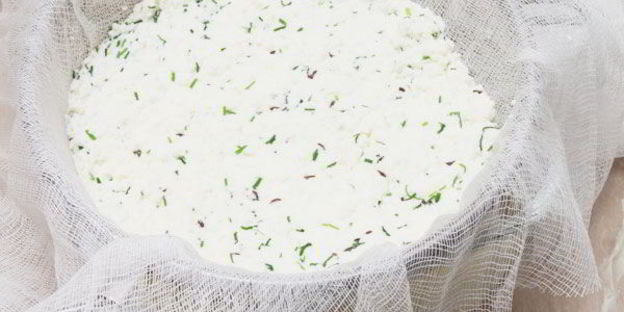 домашний сыр с луком и тмином