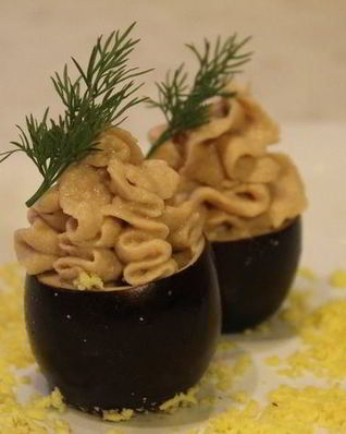 Черные яйца, фаршированные тунцом