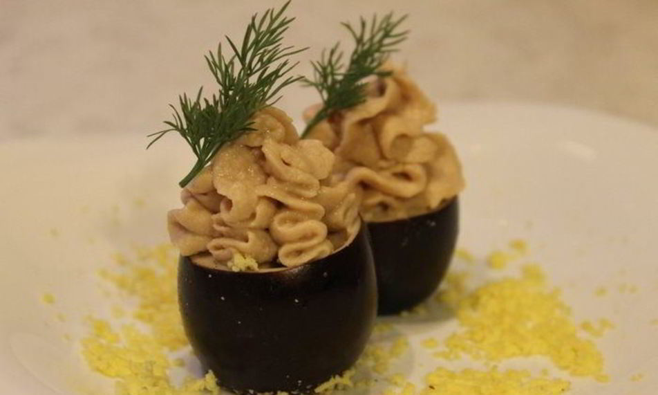 Рецепт черных яиц, фаршированных тунцом