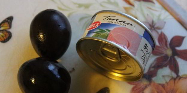 черные яйца, фаршированные тунцом