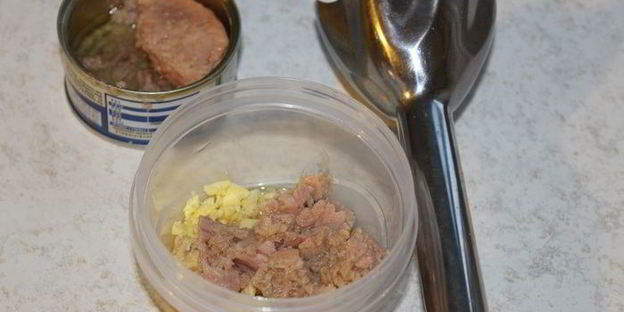 черные яйца, фаршированные тунцом