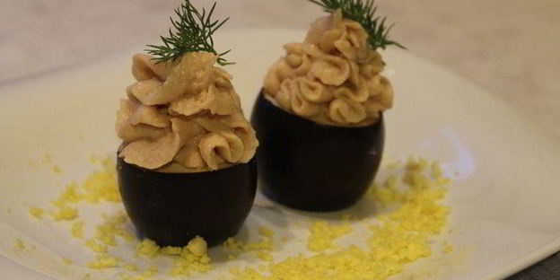 черные яйца, фаршированные тунцом