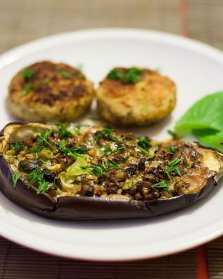 Фаршированные баклажаны с запеченным яйцом