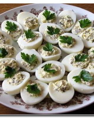 Фаршированные печенью трески яйца