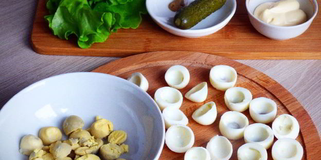 фаршированные перепелиные яйца