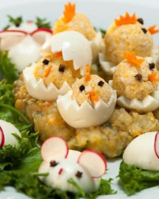 Фаршированные яйца ассорти и овощное пюре