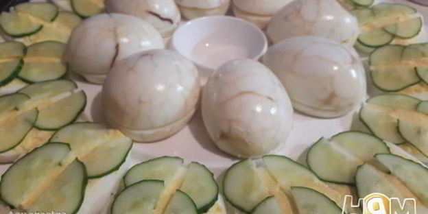 фаршированные яйца пчелки