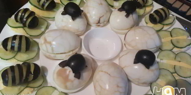 фаршированные яйца пчелки