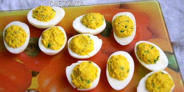 фаршированные яйца под майонезом