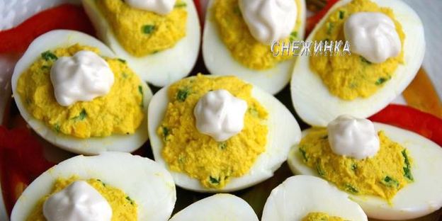фаршированные яйца под майонезом