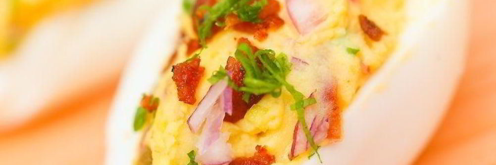 Фаршированные яйца с авокадо