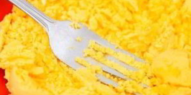 фаршированные яйца с авокадо