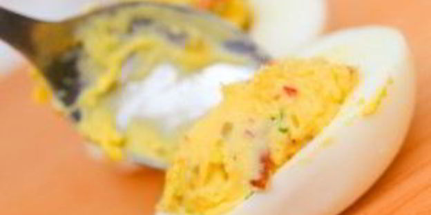 фаршированные яйца с авокадо