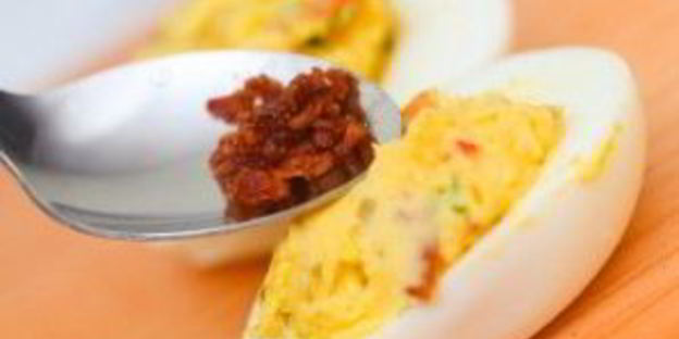 фаршированные яйца с авокадо