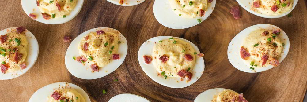 Фаршированные яйца с беконом