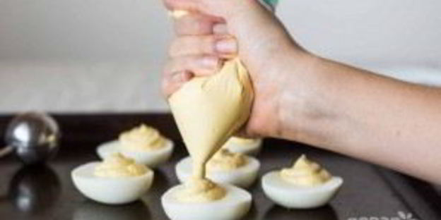 фаршированные яйца с беконом