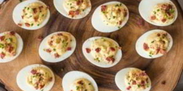фаршированные яйца с беконом