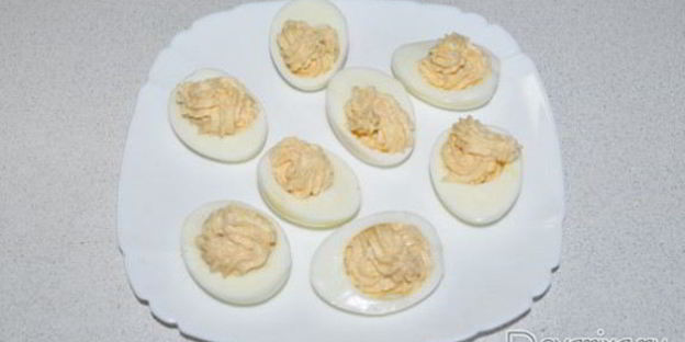 фаршированные яйца с икрой трески, минтая