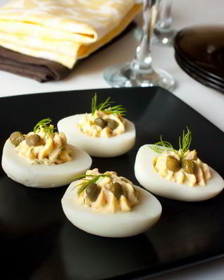 Фаршированные яйца с копченым лососем