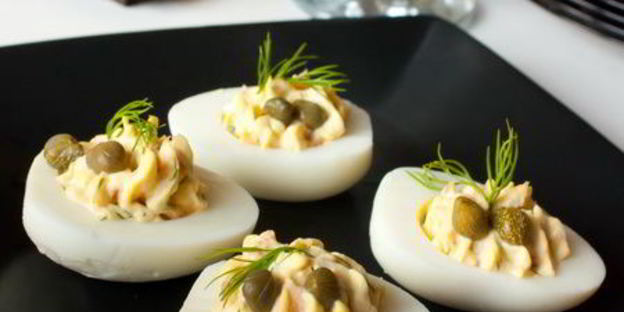 фаршированные яйца с копченым лососем