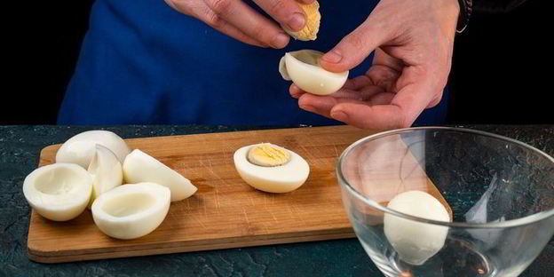 фаршированные яйца с крабовыми палочками