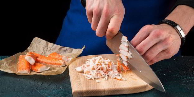 фаршированные яйца с крабовыми палочками