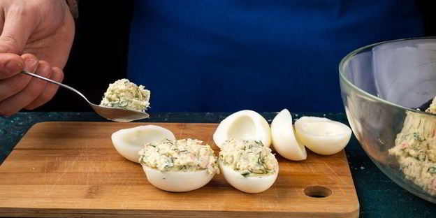 фаршированные яйца с крабовыми палочками