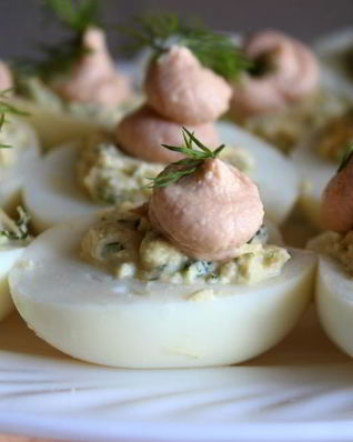 Фаршированные яйца с мягким творогом и лососевой пастой