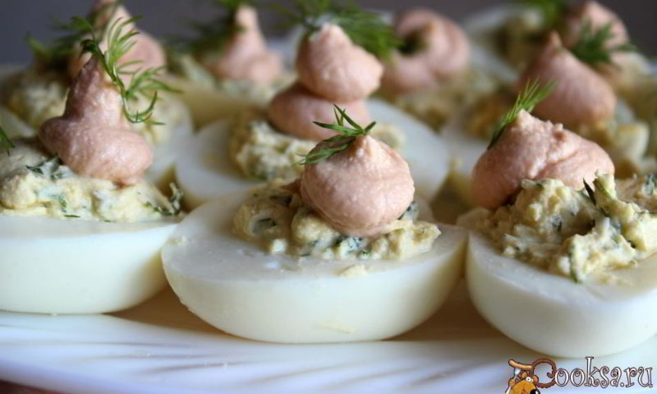 Рецепт фаршированных яиц с мягким творогом и лососевой пастой