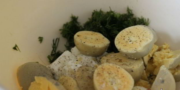 фаршированные яйца с мягким творогом и лососевой пастой