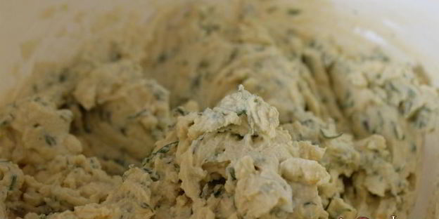 фаршированные яйца с мягким творогом и лососевой пастой