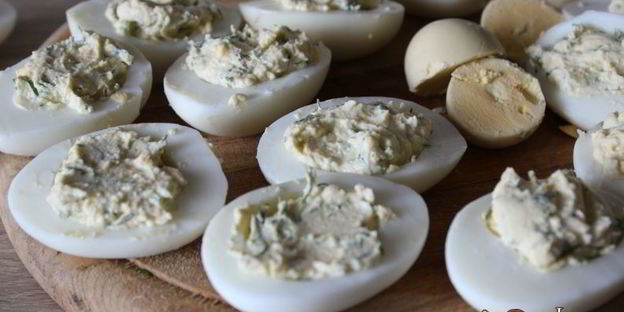 фаршированные яйца с мягким творогом и лососевой пастой
