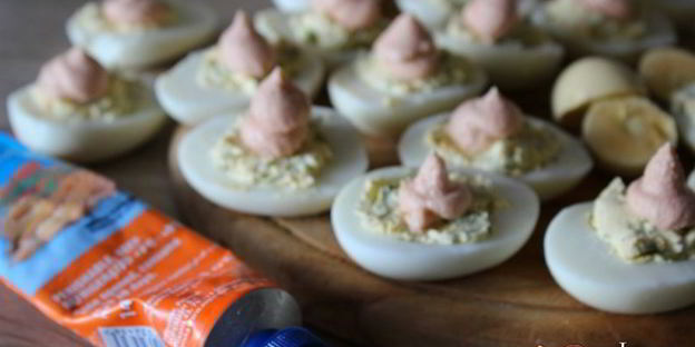 фаршированные яйца с мягким творогом и лососевой пастой