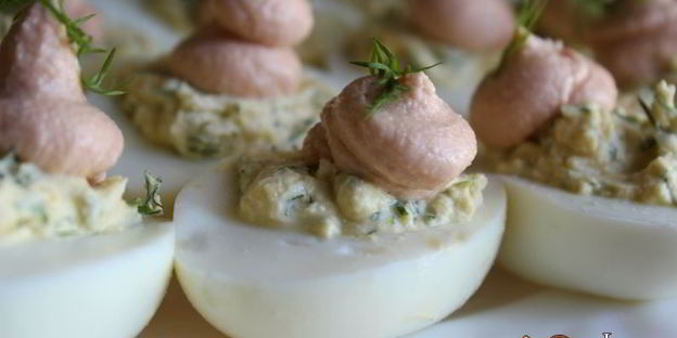фаршированные яйца с мягким творогом и лососевой пастой