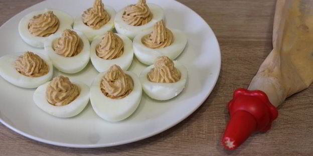 фаршированные яйца с паштетом из индейки