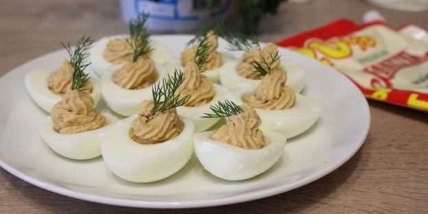 фаршированные яйца с паштетом из индейки